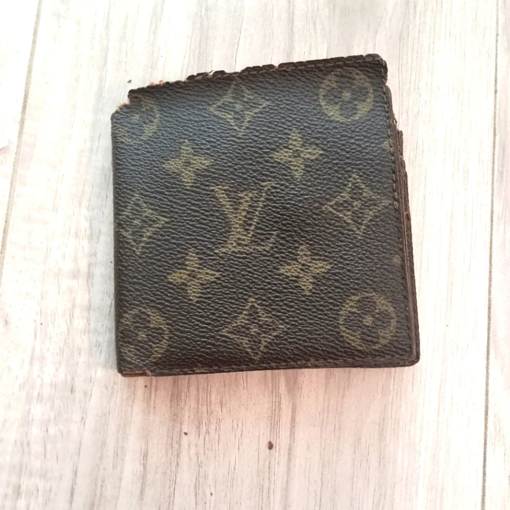 1970s LOUIS VUITTON Monogram Bilfold Wallet with Monogram Canvas Interior Unisex